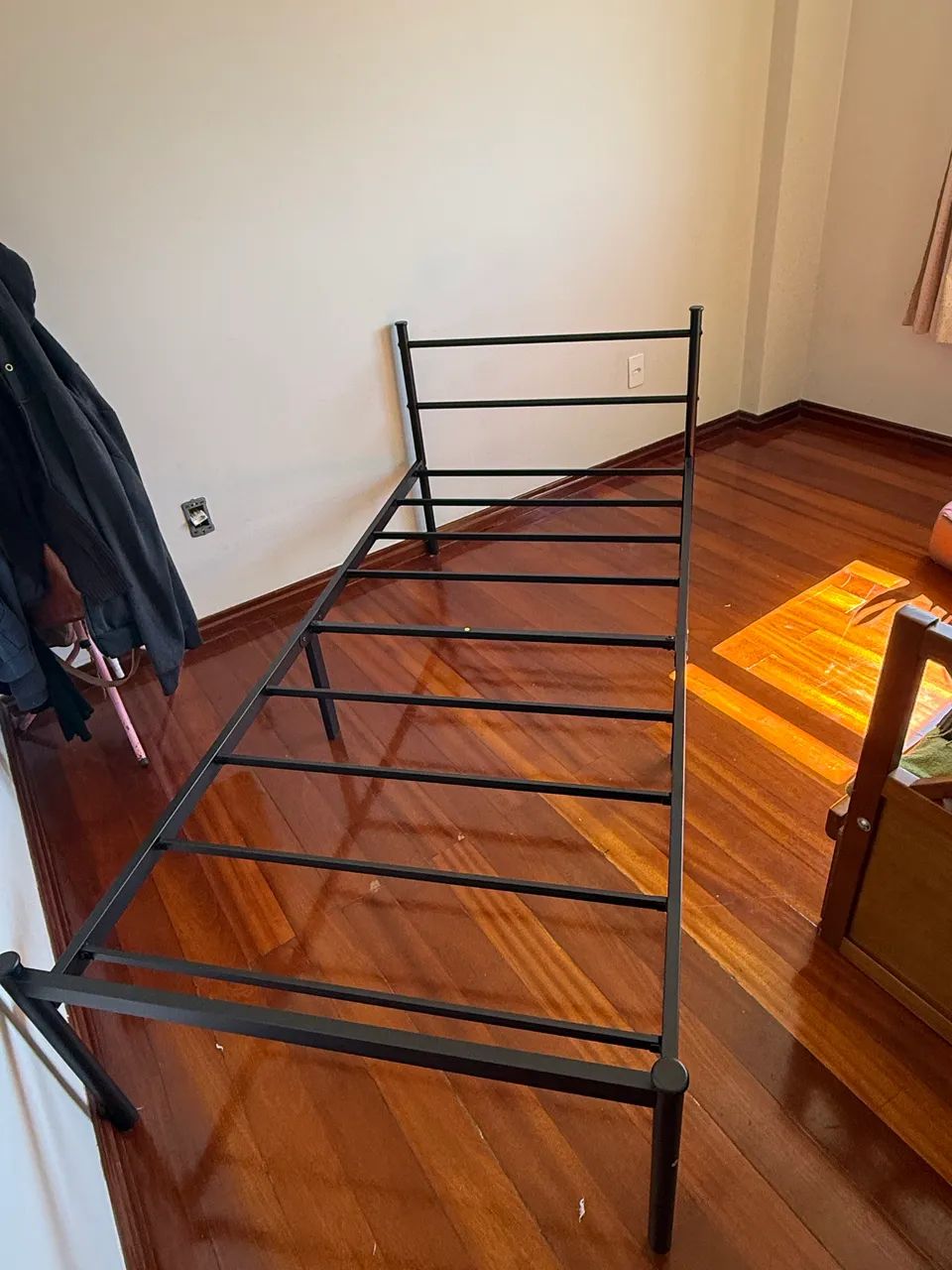 Estrado de metal para cama de solteiro 