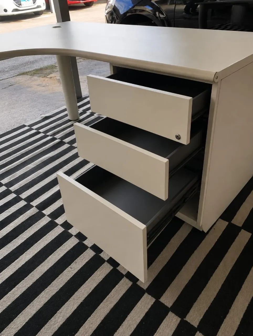 Mesa de escritorio de canto com gavetas 