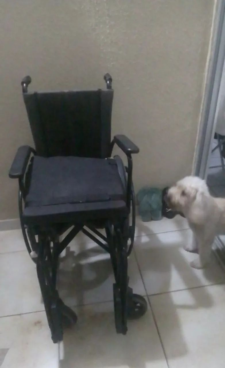 VENDE SE UMA CADEIRA 