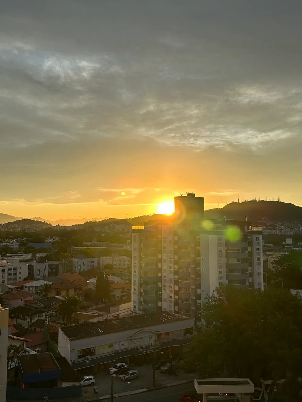 Apartamento alto, vista incrível e mobiliado com amor 