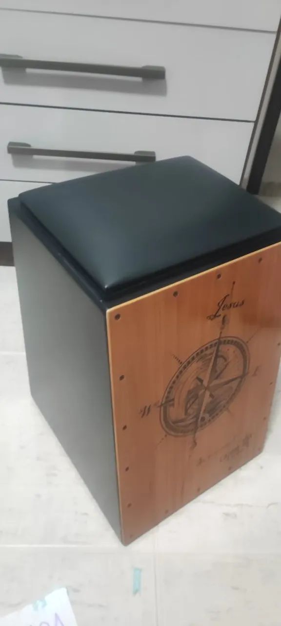Cajón Percussion Inclinado Com Assento Estofado E Captação