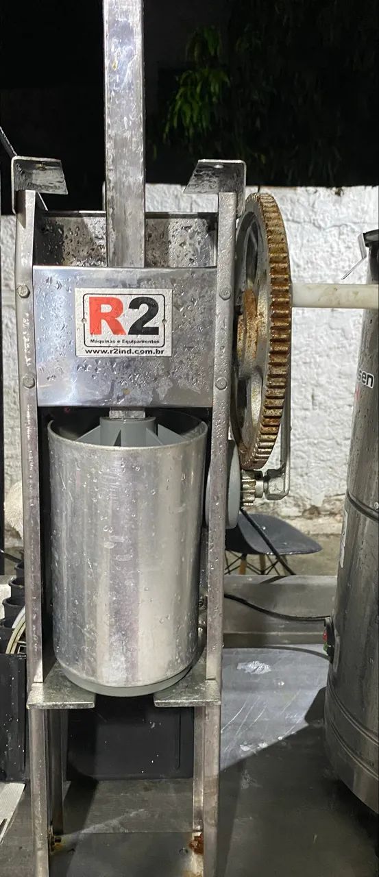Máquina e masseira de churros