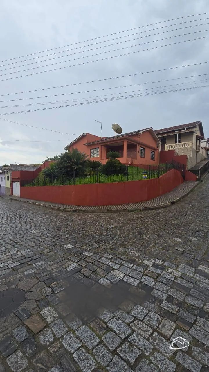 Casa no centro de Piquete-SP á venda.