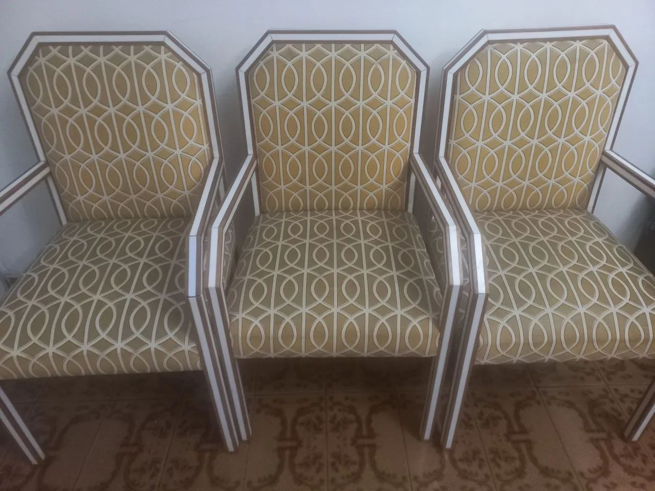 3 CADEIRAS  ESTOFADAS TECIDO AMARELO 