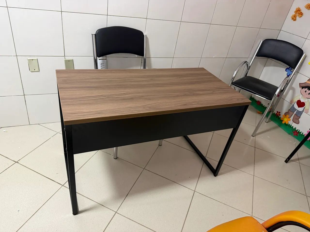 Mesa reta 1,20 x 0,60 pé de ferro sem gaveta  - Foto 3