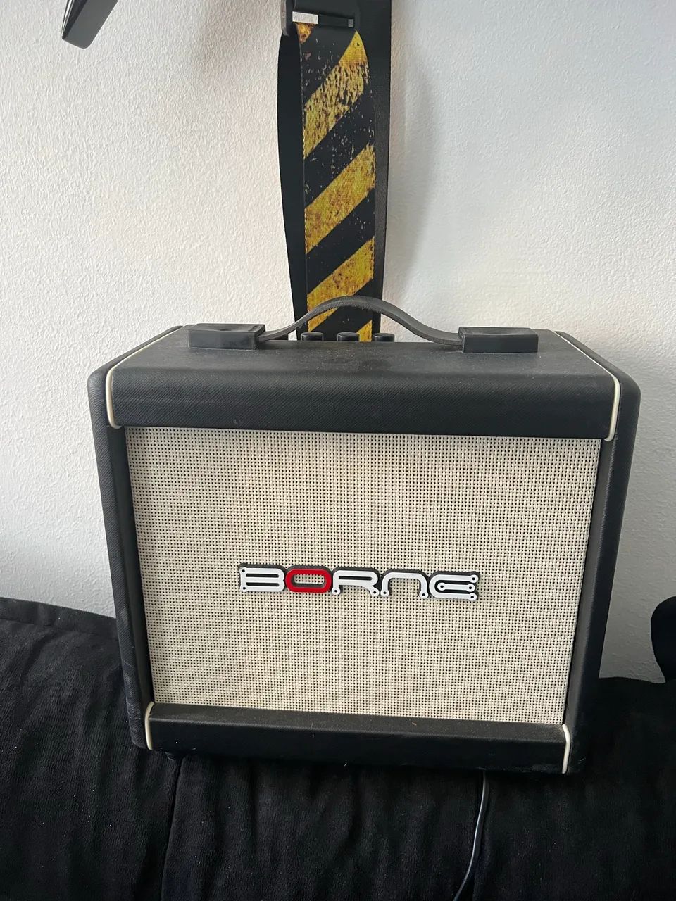 Guitarra Jackson Fly V + Amp Borne - Foto 2
