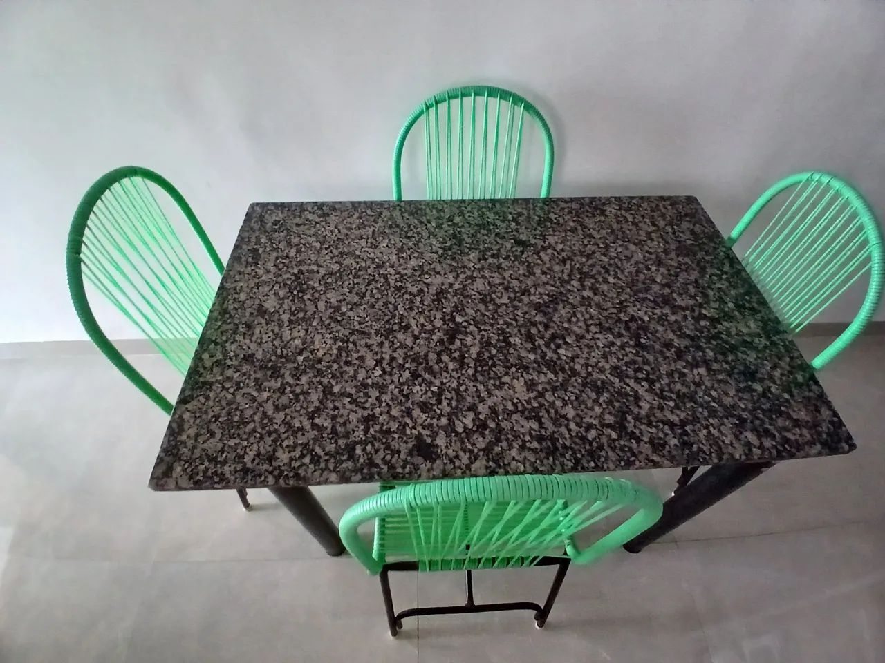MESA DE MÁRMORE 4 CADEIRAS FIBRA - Foto 3