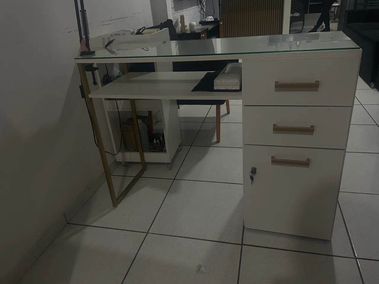 Vendo mesa de manicure, poltrona e carrinho auxiliar 