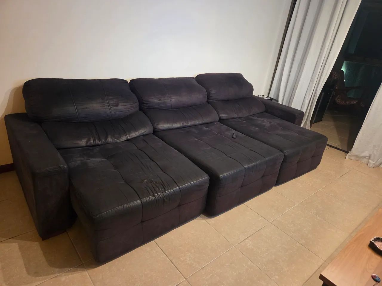 Sofá preto 3 lugares  - Foto 2