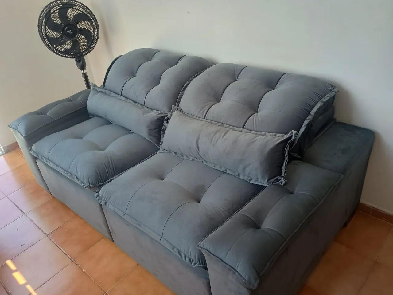 Sofá retrátil e reclinável com pillow top 