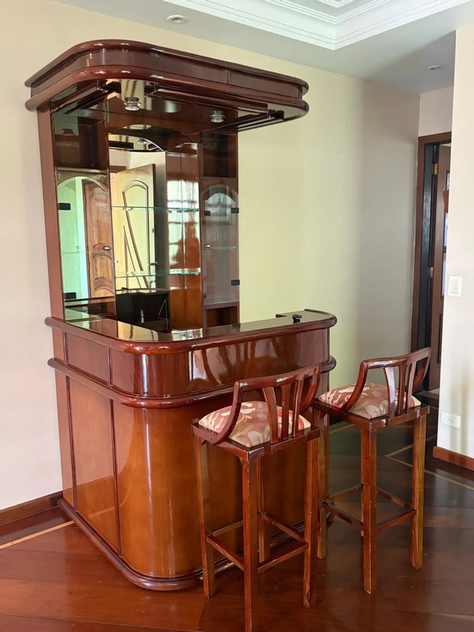 Bar adega com 2 bancos