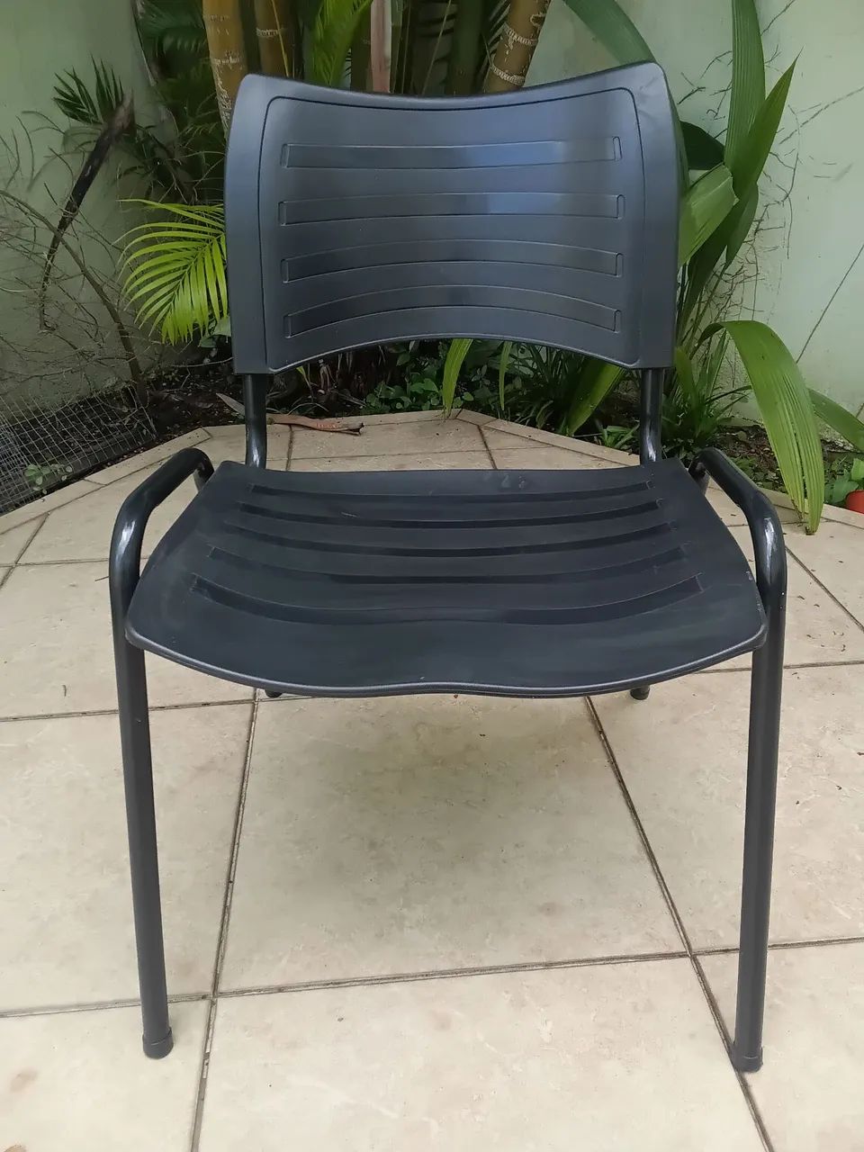 Cadeira preta empilhável 