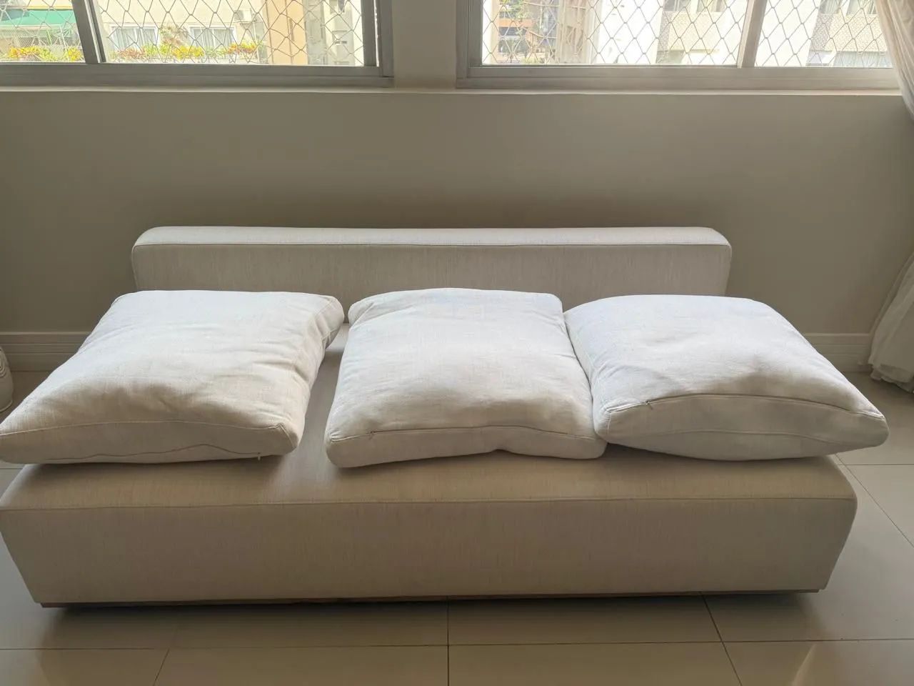 Sofá 3 Lugares Off-White Design Moderno com Almofadas Soltas - Foto 3