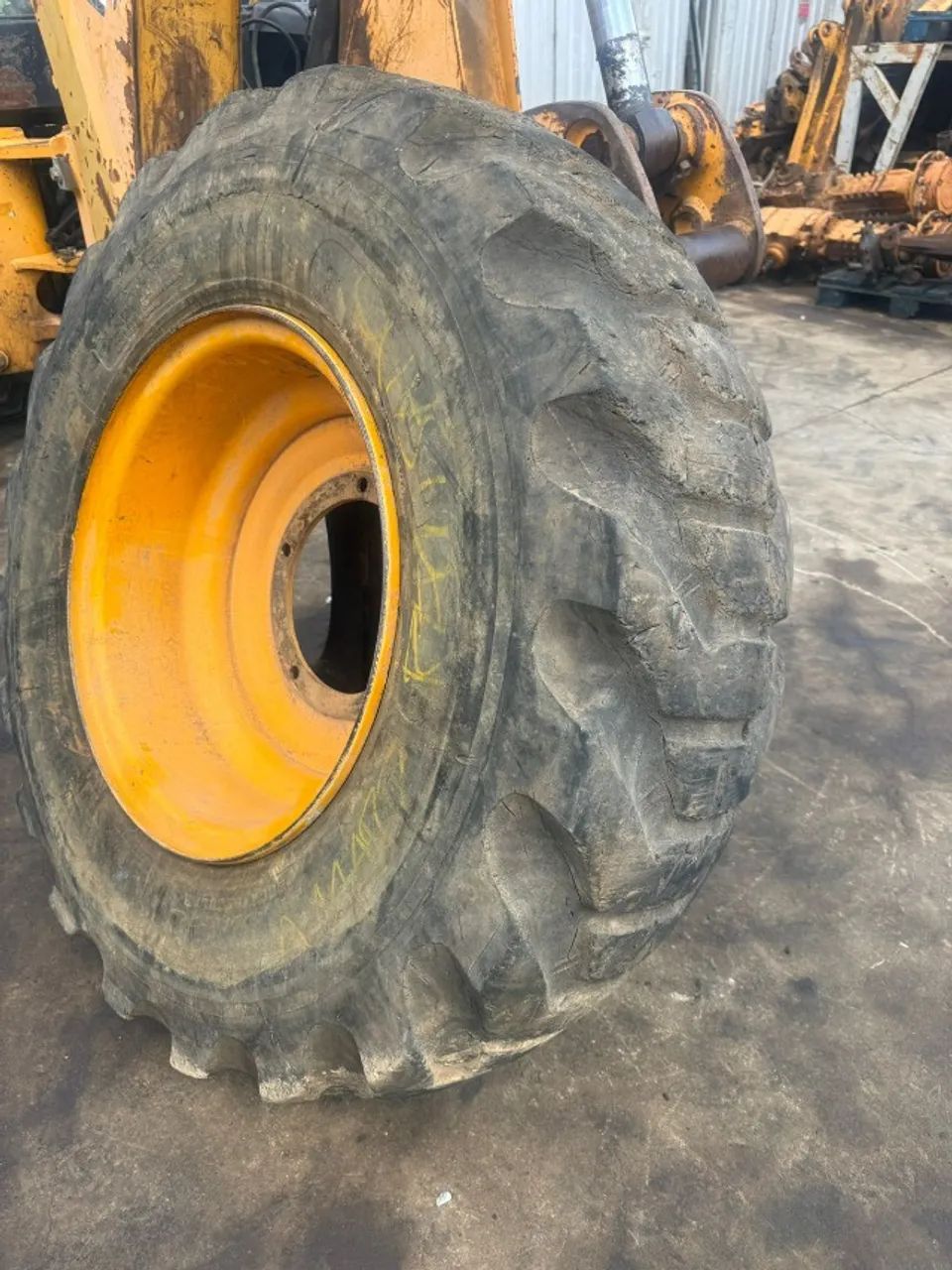 Estepe roda Traseira 17,5 x 25 JCB 3C 3CX 4CX p/n 126/02769 2