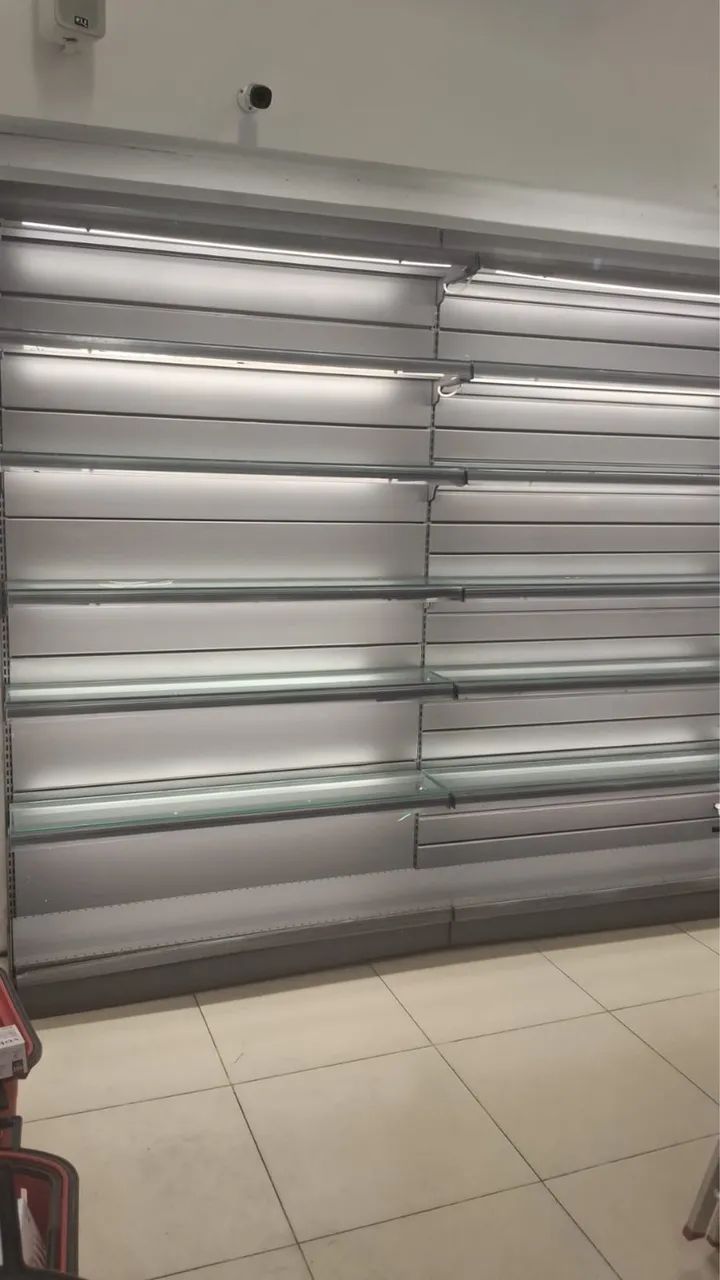 Gôndolas Premium Fast/Ariam com prateleiras de vidro iluminadas