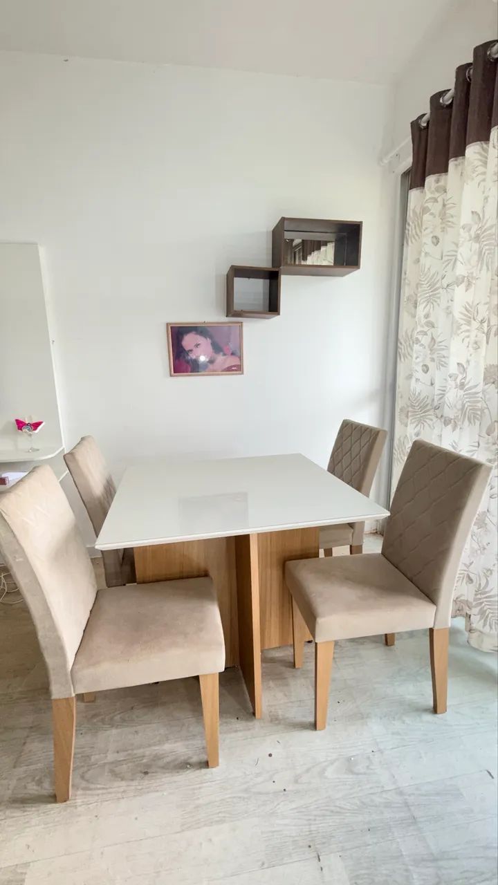 Mesa com tampa de vidro e 4 cadeiras acolchoadas 