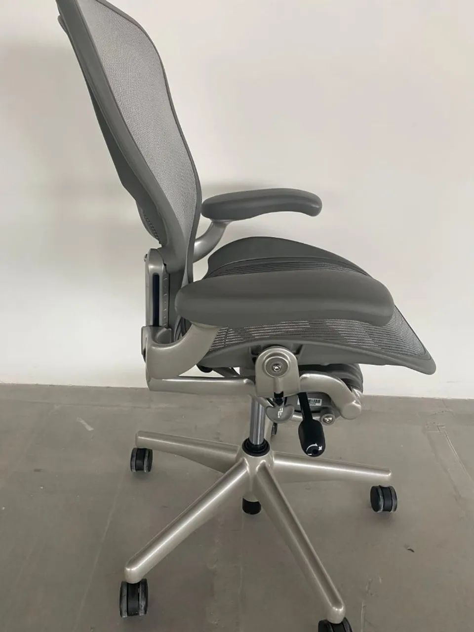 Cadeira Herman Miller AERON Clássica Tam.C cor TITANIUM  - Foto 3