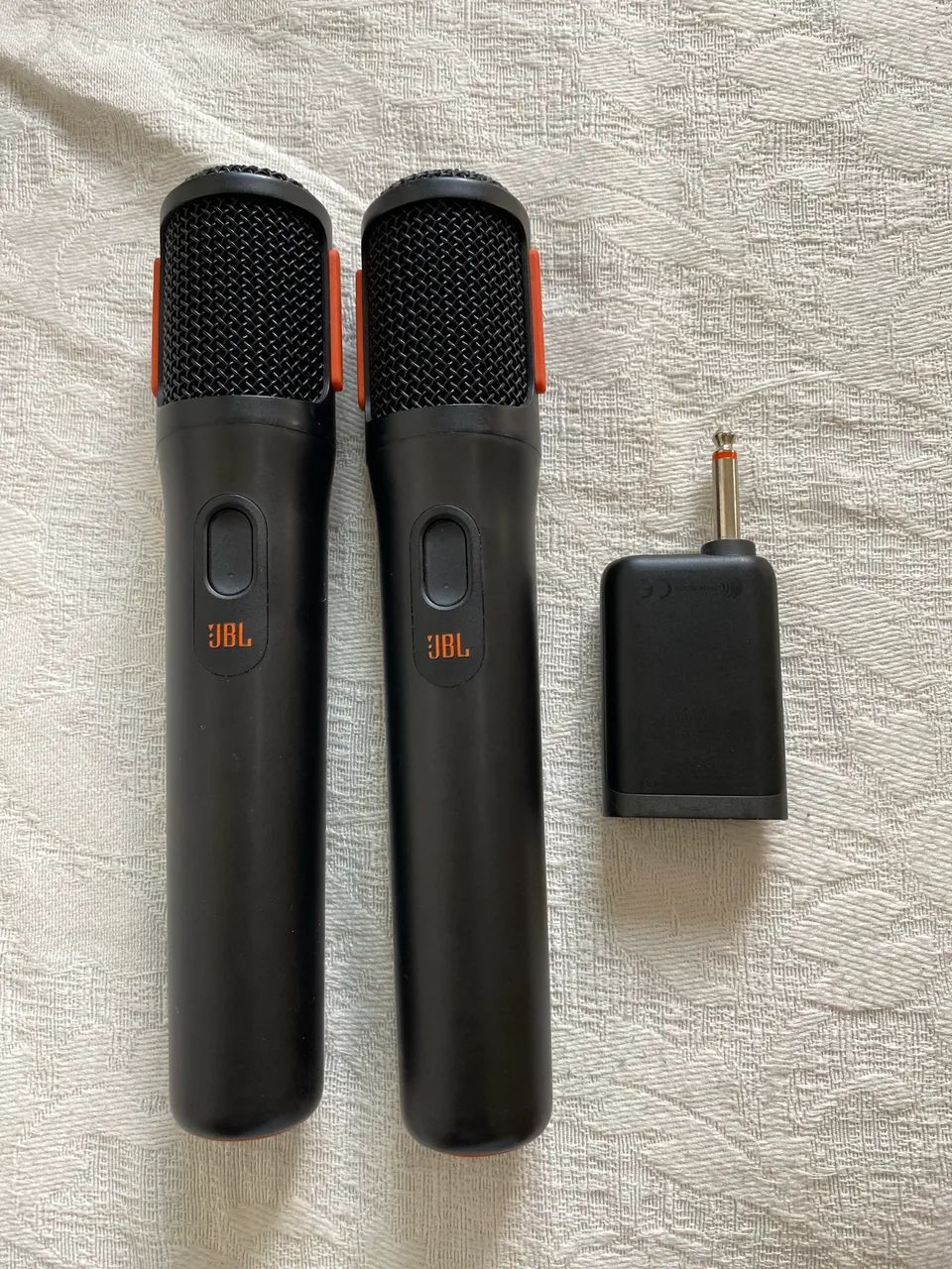 2 Microfones JBL c/ adaptador Bluetooth 