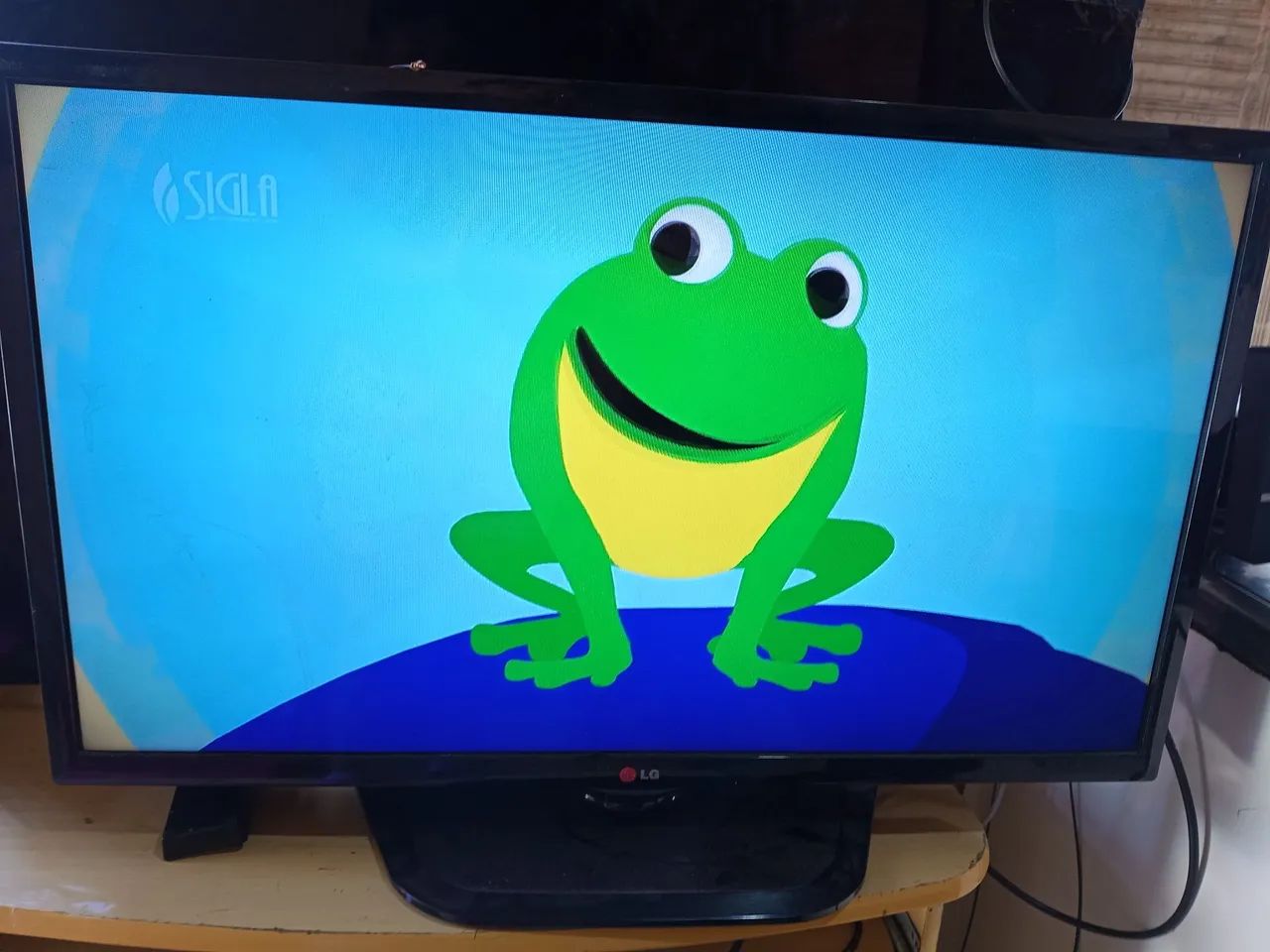 Tv funcionando perfeitamente 32 polegadas smartv 