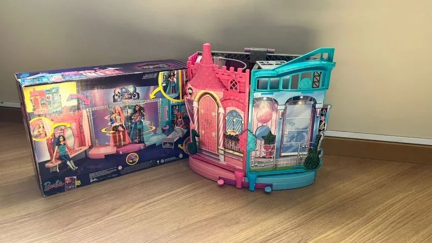 Barbie Casa Palco Transformável  Rock' N Royals  - Foto 2