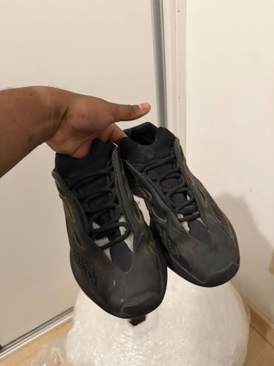 Tênis Yeezy 700 V3 Dark Glow