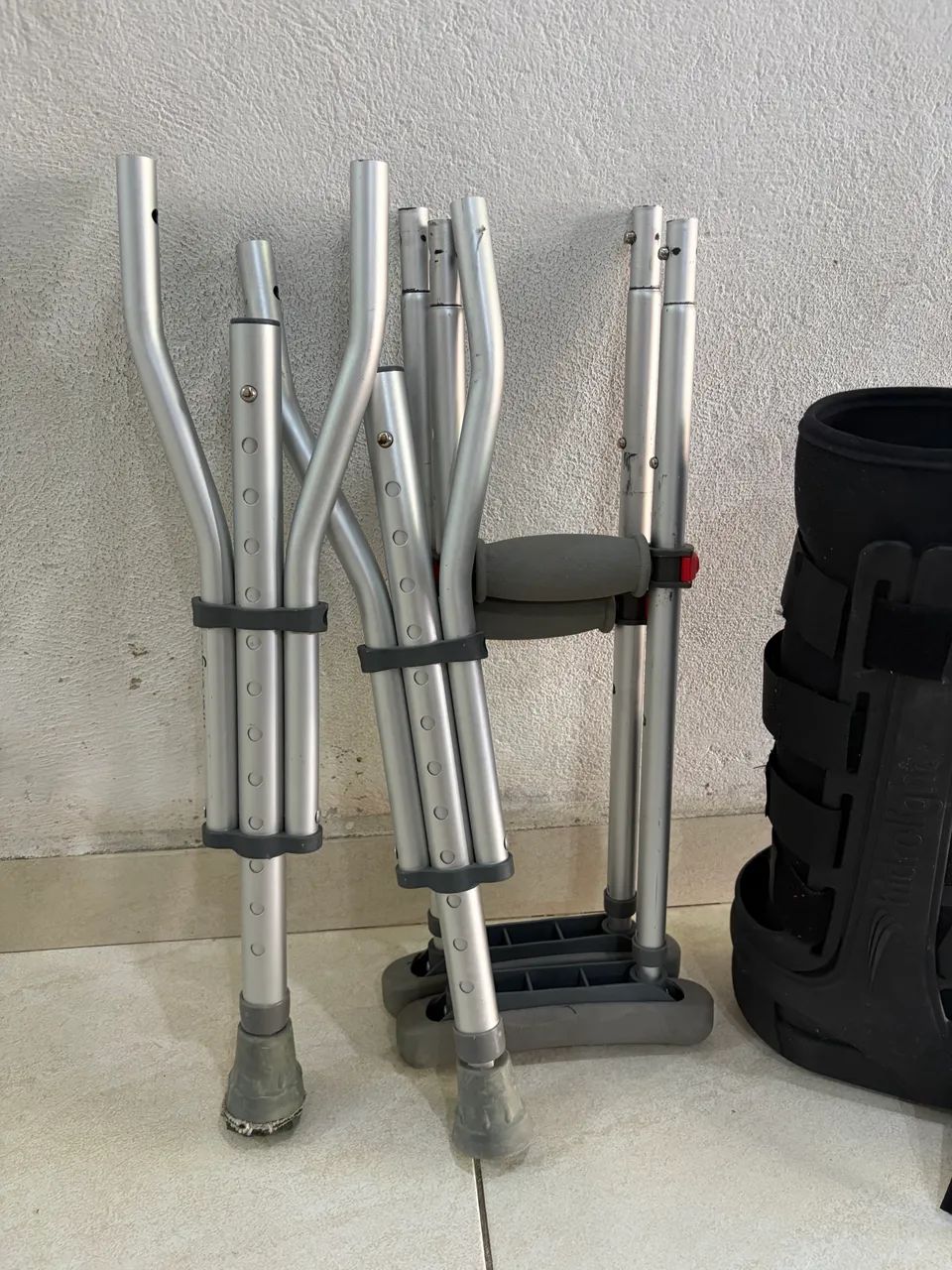 Bota ortopédica e moletas  - Foto 3