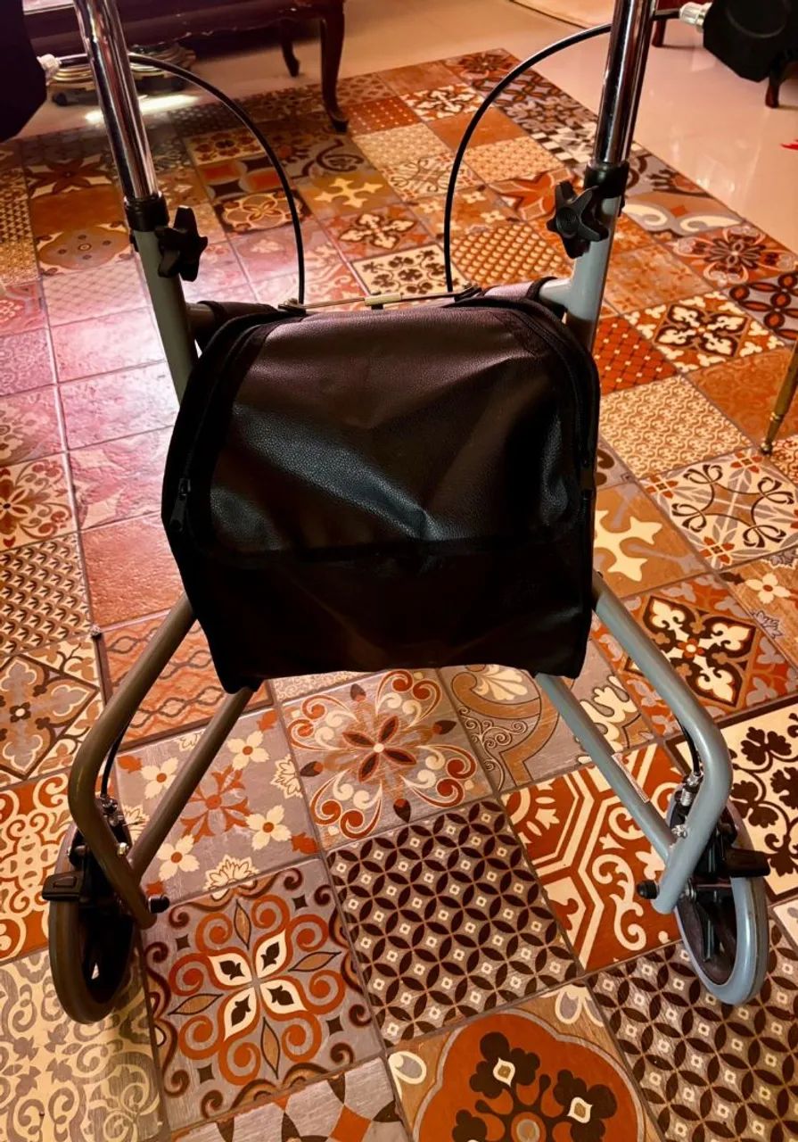 Andador com 3 rodas, freios e bolsa regulável, em excelente estado - Foto 4