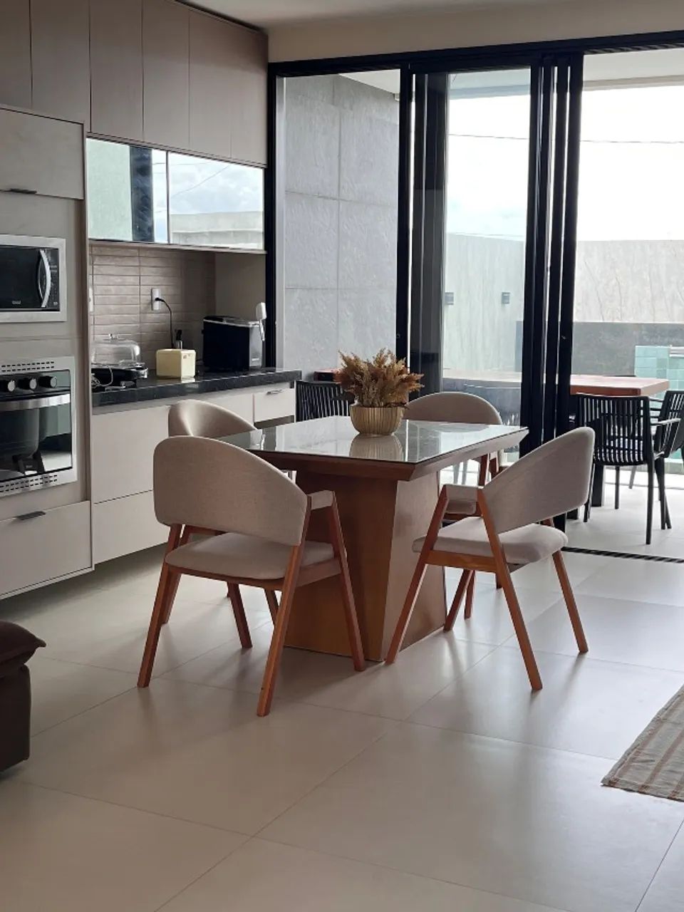 Vendo mesa, sem as cadeiras e com um aparador.