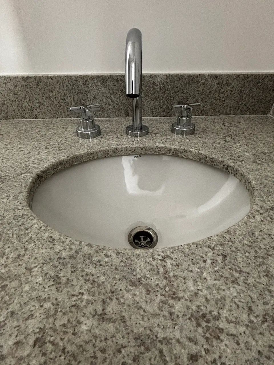 Bancada de banheiro em granito claro