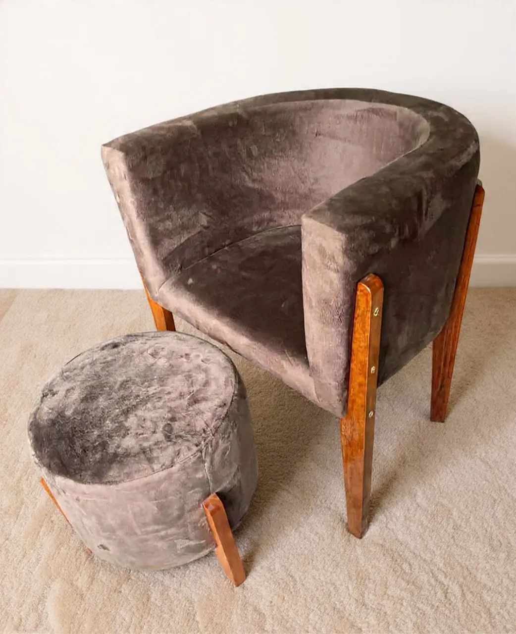 POLTRONA BETINA PÉS MADEIRA MACIÇA + PUFF - Foto 2