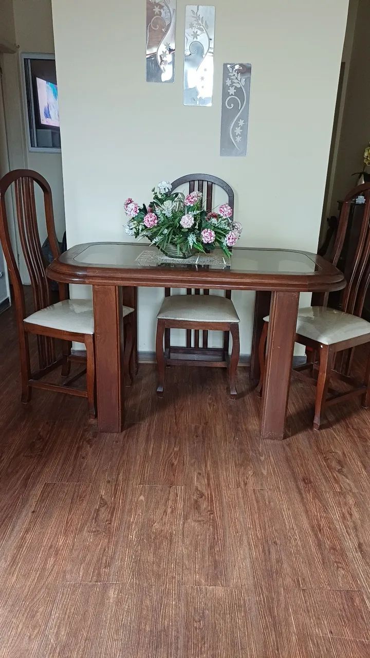 Mesa tampo de vidro com 4 cadeiras estofadas