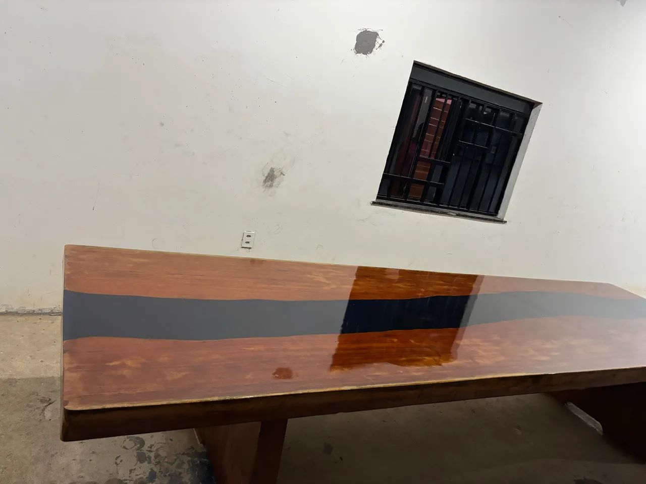 Mesa de madeira com acabamento em resina  - Foto 3