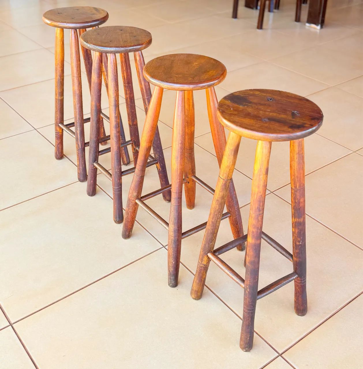 4 Banquetas de Madeira Maciça Rústicas - Foto 2