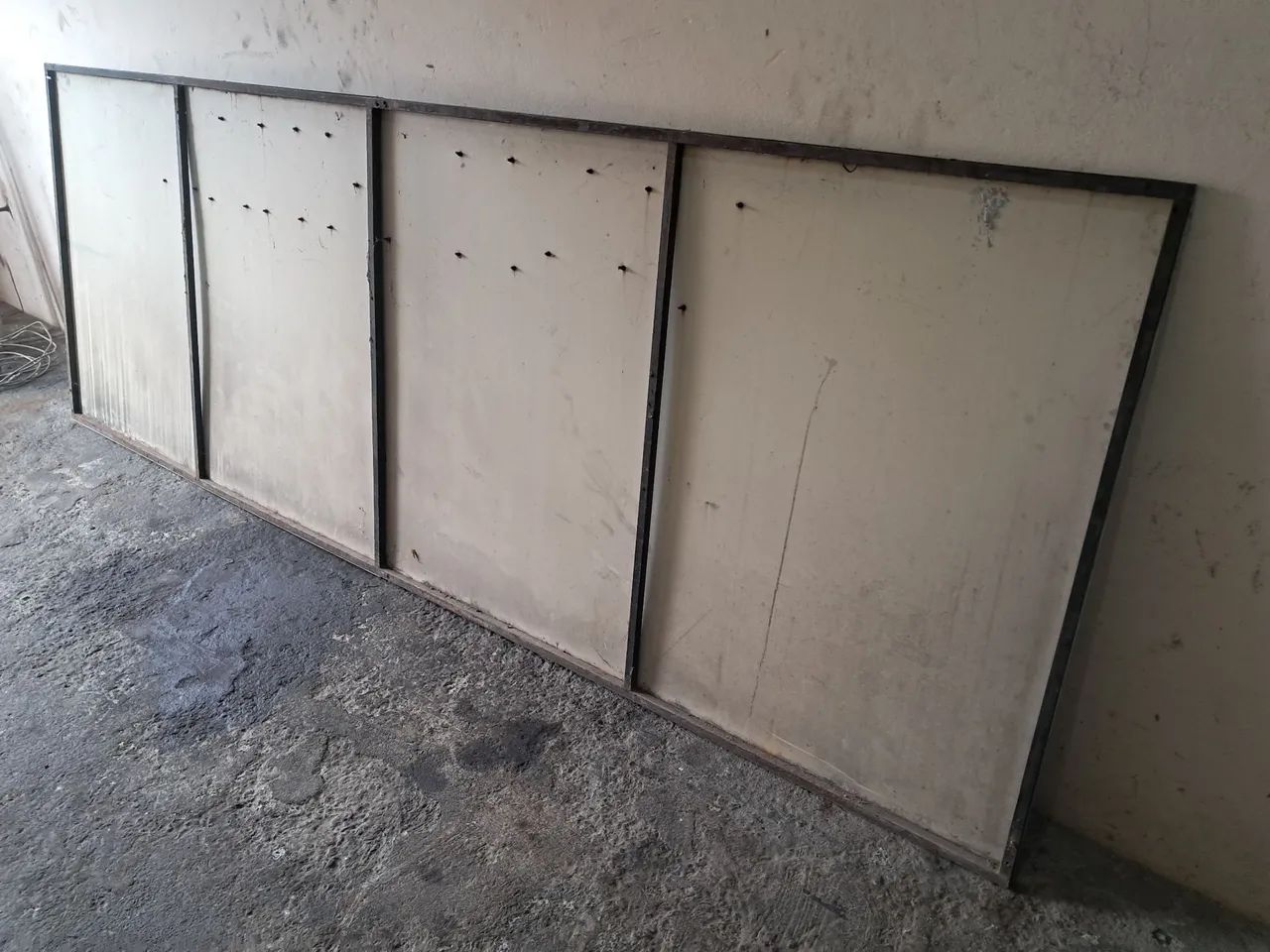 Placa de aço com moldura em metalon