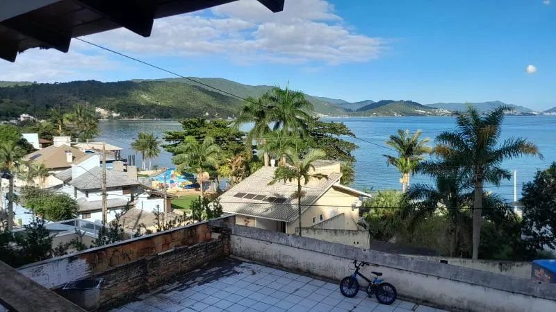 CASA RESIDENCIAL / COMERCIAL em Florianópolis - Santa Catarina, Sambaqui