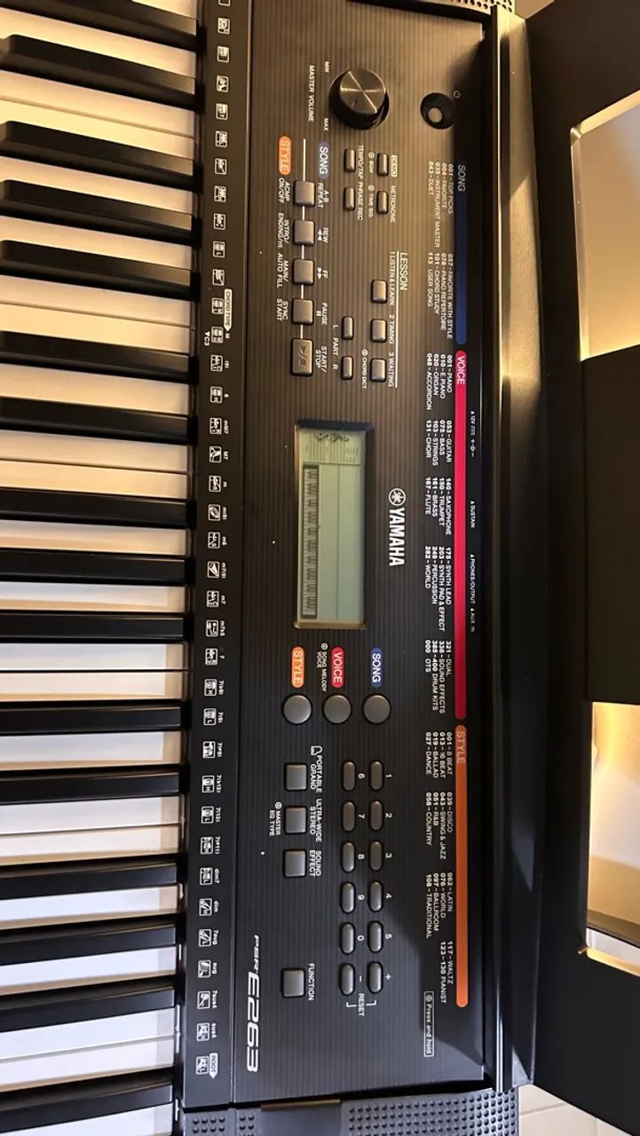 Teclado Yamaha PSR-E263 + acessórios  - Foto 2