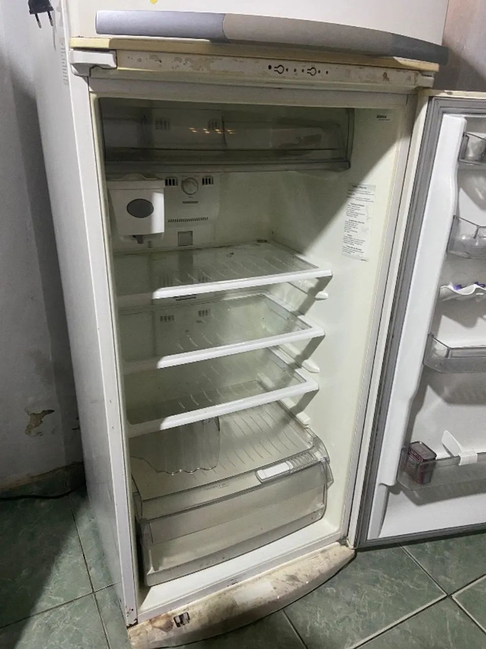 Vendo geladeira com defeito - Foto 5
