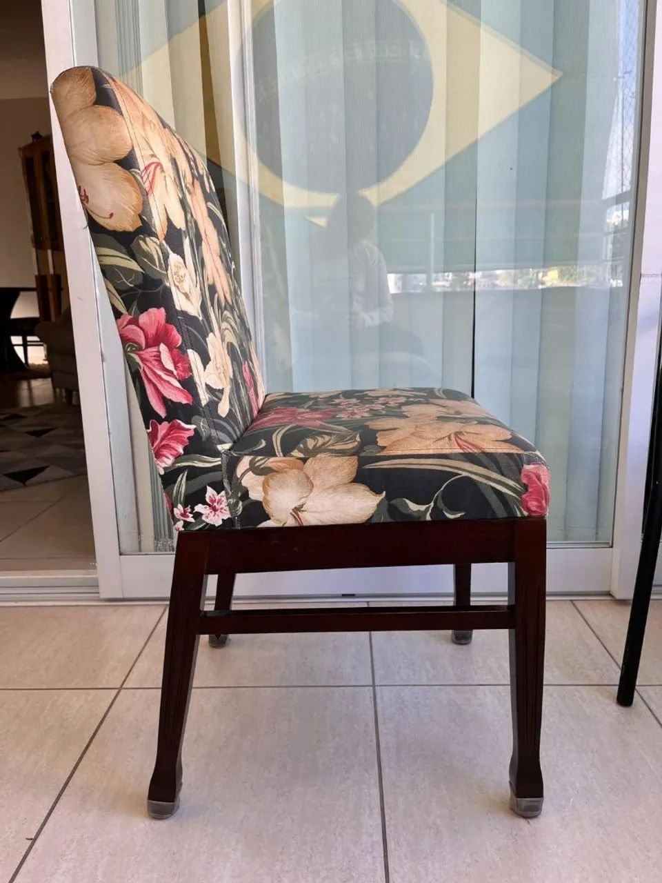 4 Cadeiras Estofadas de Madeira - 2 Pares com Estampas Exclusivas - Foto 3