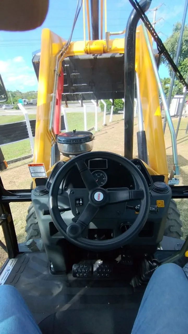 Retroescavadeira Manitou 2025 - Foto 2