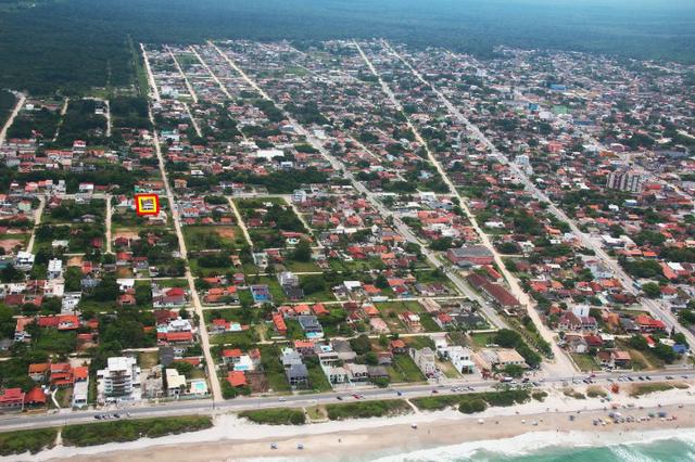 Sobrado em Itapoá, com 2 apartamentos, região nobre comércio e residencial - Foto 2