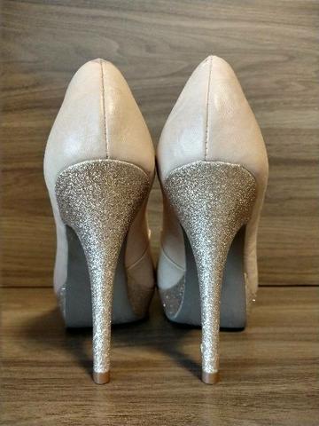 sapato com glitter dourado