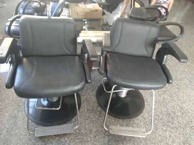 Cadeira de barbeiro marca Ferrante. 121 (h) x 62 x 105