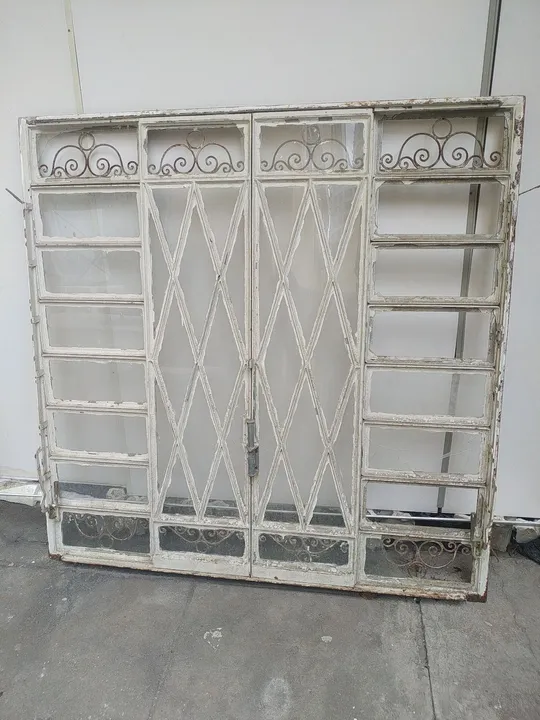 Janela de ferro com vidros decorativos