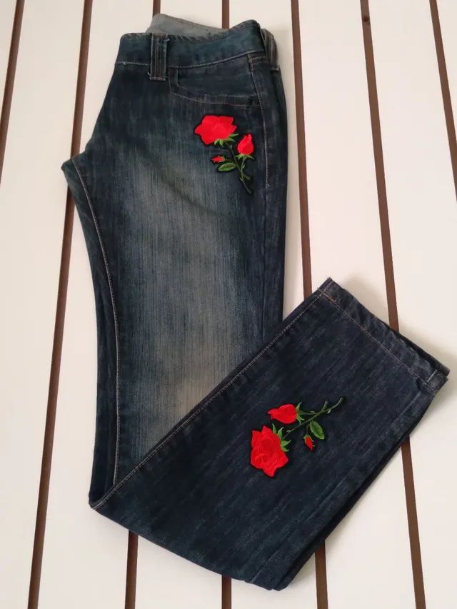 Calça jeans feminina tradicional reta com desbotado e customizada  - Foto 2