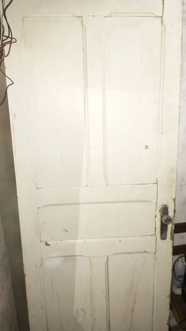 Porta de madeira maciça.