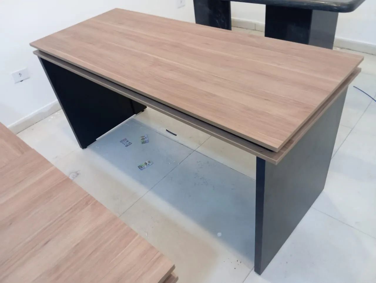 Mesa reta bordas modelo Romanó amadeirada com base preta  - Foto 3