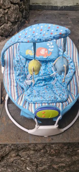 Cadeira para bebê toca música e vibra 