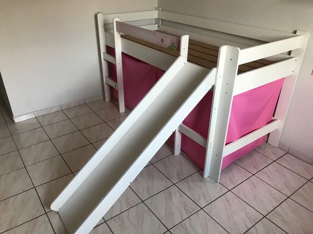 Cama infantil com casinha e colchão