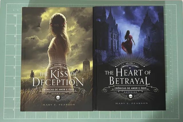 Livro THE KISS OF DECEPTION e THE HEART OF BETRAYAL
