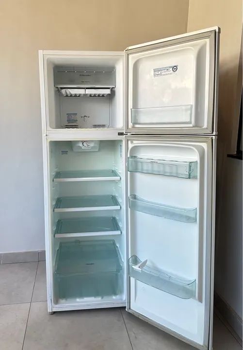 Geladeira Electrolux Frost Free DF34 está Conservada Geladeiras e